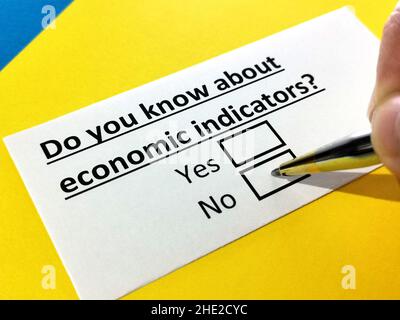 Una persona sta rispondendo alle domande sugli indicatori economici. Foto Stock