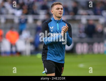 NEWCASTLE UPON TYNE, REGNO UNITO. JAN 8th Newcastle United's Kieran Trippier applaude i tifosi del Newcastle United dopo il suo trasferimento al club durante la partita di fa Cup tra Newcastle United e Cambridge United al St. James's Park, Newcastle sabato 8th gennaio 2022. (Credit: Michael driver | MI News) Credit: MI News & Sport /Alamy Live News Foto Stock