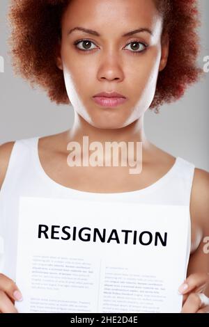 Seria giovane donna nera che le presenta le sue dimissioni tenendo un segno stampato in un ritratto tagliato Foto Stock