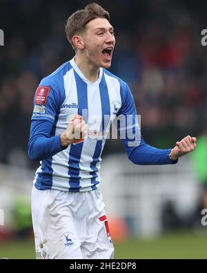 HARTLEPOOL, REGNO UNITO. GENNAIO 8th Joe Gray dell'Hartlepool United festeggia dopo aver segnato il secondo gol durante la partita di fa Cup tra Hartlepool United e Blackpool al Victoria Park di Hartlepool sabato 8th gennaio 2022. (Credit: Mark Fletcher | MI News) Credit: MI News & Sport /Alamy Live News Foto Stock