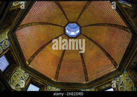 Dicembre 2021 Firenze, Italia: Soffitto la Tribuna nel museo degli Uffizi. Cupola-soffitto Foto Stock