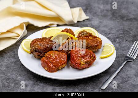 Peperoni ripieni secchi su sfondo scuro. Riso ripieno di pepe rosso essiccato al sole. Antipasti di cucina turca. Kuru biber dolması. Vista orizzontale. Chiudere u Foto Stock