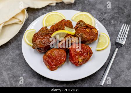 Peperoni ripieni secchi su sfondo scuro. Riso ripieno di pepe rosso essiccato al sole. Antipasti di cucina turca. Kuru biber dolması. Vista orizzontale. Chiudere u Foto Stock