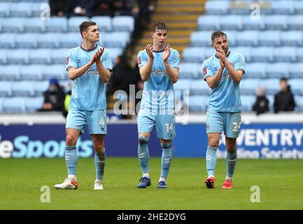 Michael Rose di Coventry City (a sinistra), ben Sheaf e Matt Godden (a destra) applaudono i fan dopo il fischio finale durante la terza partita di Emirates fa Cup alla Coventry Building Society Arena di Coventry. Data foto: Sabato 8 gennaio 2022. Foto Stock