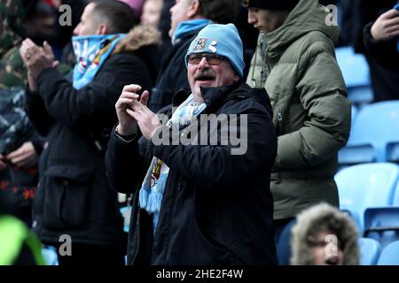 I fan di Coventry City festeggiano la vittoria delle loro squadre dopo il fischio finale della terza partita di Emirates fa Cup alla Coventry Building Society Arena di Coventry. Data foto: Sabato 8 gennaio 2022. Foto Stock