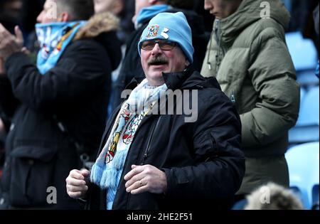 I fan di Coventry City festeggiano la vittoria delle loro squadre dopo il fischio finale della terza partita di Emirates fa Cup alla Coventry Building Society Arena di Coventry. Data foto: Sabato 8 gennaio 2022. Foto Stock