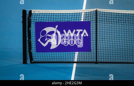 Logo WTA al tne net durante la finalissima del torneo di tennis 2022 Adelaide International WTA 500 il 7 gennaio 2022 al Memorial Drive Tennis Center di Adelaide, Australia - Foto: Rob Prange/DPPI/LiveMedia Foto Stock