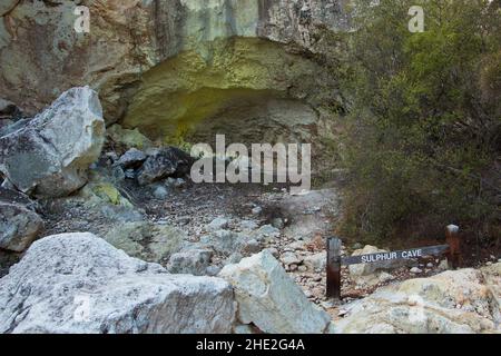 Sulphur Cave in Wai-o-Tapu Thermal Wonderland, regione di Waikato sull'Isola del Nord della Nuova Zelanda Foto Stock