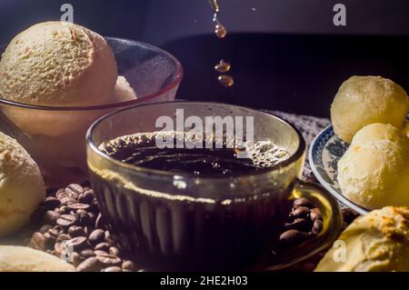 Pane al formaggio e caffè. Pane al formaggio, tradizionale brasiliano snack.breakfeast Foto Stock