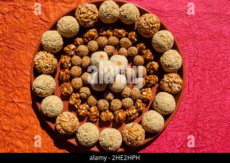 Molti tipi di ladoo come Amaranth ladoo o Rajgira, riso soffiato o mamra, Peanut laddu, til sesamo laddo, tilgur mawa bianco palle dolci. Sankrant o U. Foto Stock