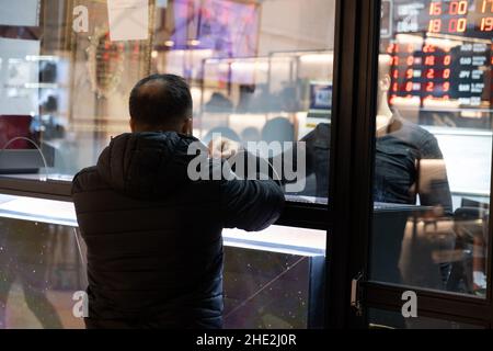 Transazione di cambio presso l'ufficio di cambio. Cambio valuta presso le filiali in Turchia. Foto Stock