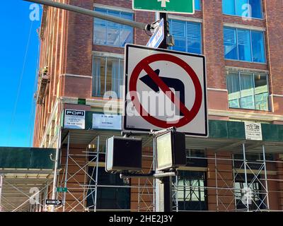 New York, NY, USA - 8 gennaio 2022: Nessun segnale di svolta a sinistra utilizzato in tutta New York City Foto Stock