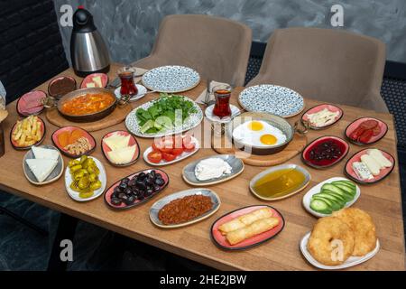 Tavolo per la colazione. Tradizionale tavolo per la colazione turca (Serpme kahvaltı). Colazione in stile turco. Foto Stock