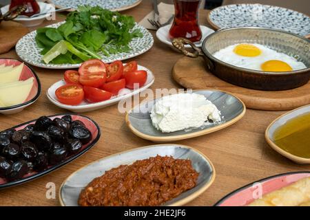 Tavolo per la colazione. Tradizionale tavolo per la colazione turca (Serpme kahvaltı). Colazione in stile turco. Foto Stock