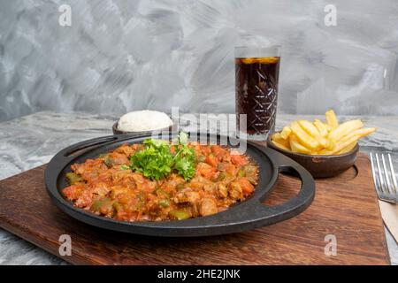 Piatti tradizionali turchi di carne saltata sul piatto da portata Foto Stock