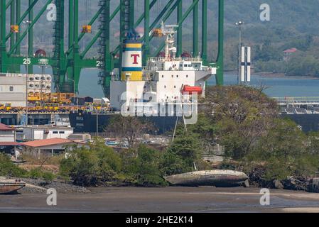 Ingresso al canale di Panama e area di carico container nel porto di Balboa Foto Stock