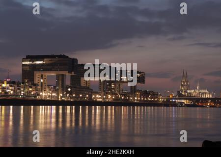 Skyline di Colonia con gru, cupola e Reno di notte Foto Stock