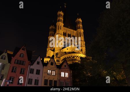 Skyline di Colonia con gru, cupola e Reno di notte Foto Stock