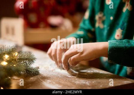 La mano del bambino versa la farina da vicino Foto Stock