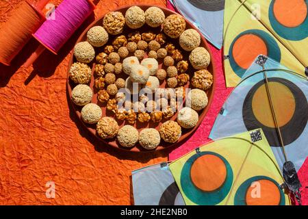 Molti tipi di ladoo come Amaranth ladoo o Rajgira, riso soffiato o mamra, Peanut laddu, til sesamo laddo, tilgur mawa bianco palle dolci. Sankrant o U. Foto Stock