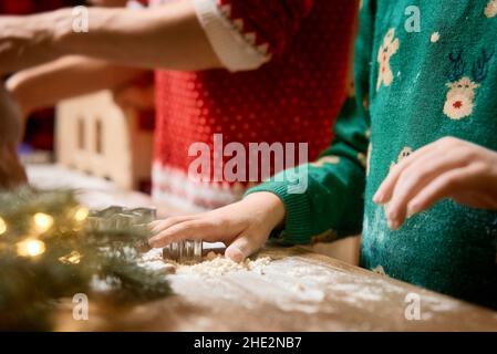 La mano del bambino versa la farina da vicino Foto Stock