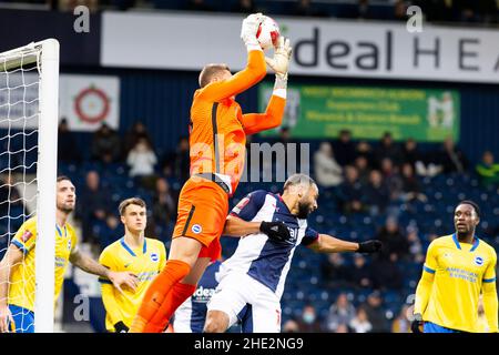 8th gennaio 2022: Gli Hawthorns, West Bromwich, West Midlands, Inghilterra; EFL fa Cup 3rd Round Football, West Bromwich Albion contro Brighton &amp; Hove Albion; Brighton e Hove Albion Goalkeeper Kjell Scherpen sale sopra Matt Phillips di West Bromwich Albion per catturare la palla attraversata Foto Stock