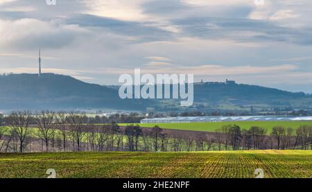 Paesaggio rurale idilliaco intorno a Waldenburg in Hohenlohe, una zona nella Germania meridionale in inverno Foto Stock