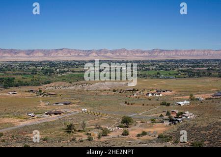 La vista dal Colorado National Monument sulla Grand Valley e il fiume Colorado. La valle contiene le città di Grand Junction, Fruita e Pal Foto Stock