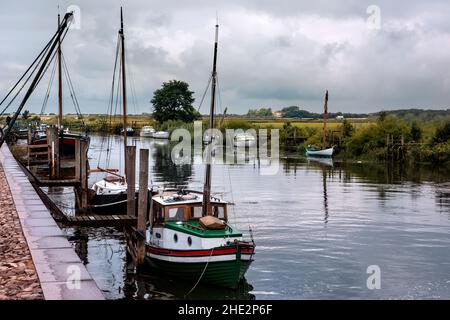 Barche a vela nel piccolo porto di Ribe, Danimarca Foto Stock