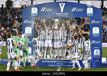 Frosinone, Italia. 08th Jan 2022. Juventus Team durante la finale femminile della Supercoppa Italiana tra F.C. Juventus e A.C. Milano allo Stadio Benito Stirpe il 8th gennaio 2022 a Frosinone, Italia. Credit: Independent Photo Agency/Alamy Live News Foto Stock