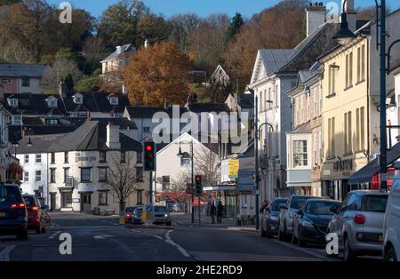 Oakhampton, Devon, Inghilterra, Regno Unito. 2021. La strada principale di Oakhampton, una storica città del Devonshire vicino a Dartmoor. Foto Stock