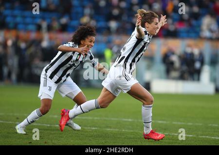 Cristiana Girelli della Juventus festeggia dopo aver segnato il 2-1 gol durante la Super Cup Italiana Donne, la finale di calcio tra Juventus FC e AC Milano il 8 gennaio 2022 allo stadio Benito Stirpe di Frosinone - Foto Federico Proietti / DPPI Foto Stock