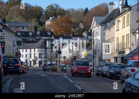 Oakhampton, Devon, Inghilterra, Regno Unito. 2021. La strada principale di Oakhampton, una storica città del Devonshire vicino a Dartmoor. Foto Stock