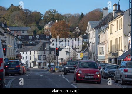 Oakhampton, Devon, Inghilterra, Regno Unito. 2021. La strada principale di Oakhampton, una storica città del Devonshire vicino a Dartmoor. Foto Stock