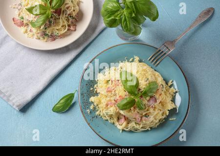 Spaghetti alla Carbonara a base di pancetta, uova, formaggio e pepe nero Foto Stock