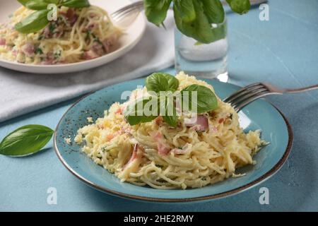 Spaghetti alla Carbonara a base di pancetta, uova, formaggio e pepe nero Foto Stock