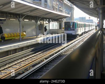 Parigi, Francia. Gennaio 02. 2022. Prospettive sulle rotaie dei trasporti pubblici. Un uomo cammina sulla piattaforma mentre attende il carro. Foto Stock