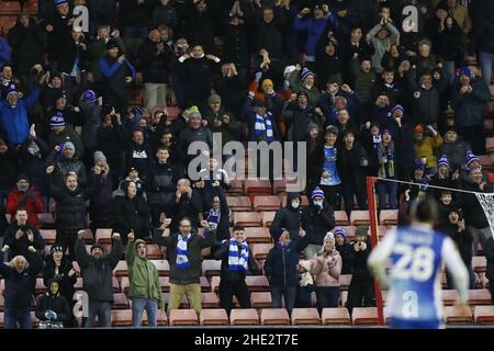 I tifosi di Barrow festeggiano dopo che Ollie Banks ha segnato il primo goal della partita durante la terza partita della Emirates fa Cup a Oakwell, Barnsley. Data foto: Sabato 8 gennaio 2022. Foto Stock