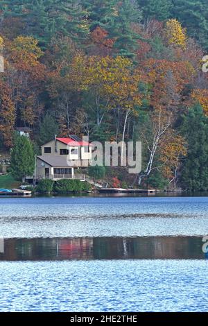 Cottage paese, casa su un lago, Ontario, Canada Foto Stock
