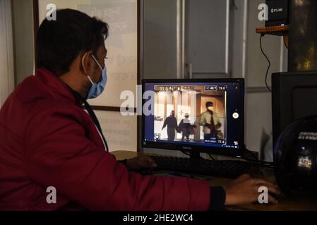 Guwahati, India. 08th Jan 2022. I passeggeri delle ferrovie passano attraverso uno scanner termico in presenza di preoccupazione per l'aumento dei casi COVID-19 in tutto il paese, a Guwahati, Assam, India sabato 8 gennaio, 2022. I casi giornalieri di Covid-19 sono saliti del 21% in 24 ore, in quanto l'India ha registrato più di cento mila infezioni fresche. Credit: David Talukdar/Alamy Live News Foto Stock