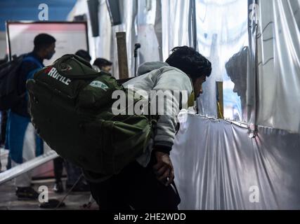 Guwahati, India. 08th Jan 2022. Passeggeri che esibiscono il certificato COVID-19 completamente vaccinato in una cabina di verifica dei passeggeri completamente vaccinati, presso la stazione ferroviaria di Guwahati, a Guwahati, Assam, India, sabato 8 gennaio; 2022. I casi giornalieri di Covid-19 sono saliti del 21% in 24 ore, in quanto l'India ha registrato più di cento mila infezioni fresche. Credit: David Talukdar/Alamy Live News Foto Stock