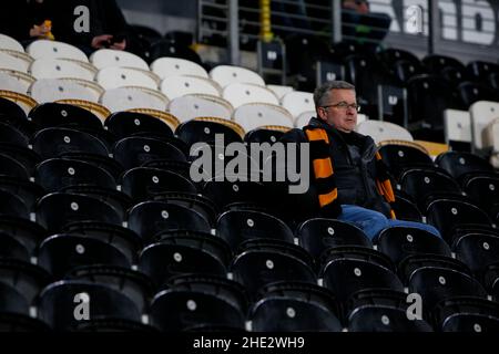 Un fan di Hull City guarda dallo stand di Hull, Regno Unito il 1/8/2022. (Foto di ben Early/News Images/Sipa USA) Foto Stock