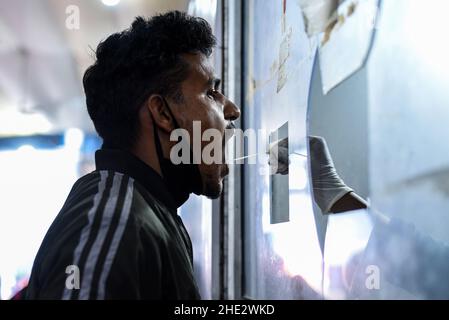 Guwahati, India. 08th Jan 2022. Un operatore sanitario raccoglie un campione di tampone per il test COVID-19 alla stazione ferroviaria di Guwahati, a Guwahati, Assam, India, sabato 8 gennaio, 2022. I casi giornalieri di Covid-19 sono saliti del 21% in 24 ore, in quanto l'India ha registrato più di cento mila infezioni fresche. Credit: David Talukdar/Alamy Live News Foto Stock