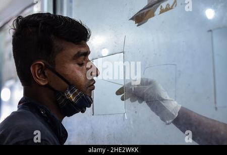 Guwahati, India. 08th Jan 2022. Un operatore sanitario raccoglie un campione di tampone per il test COVID-19 alla stazione ferroviaria di Guwahati, a Guwahati, Assam, India, sabato 8 gennaio, 2022. I casi giornalieri di Covid-19 sono saliti del 21% in 24 ore, in quanto l'India ha registrato più di cento mila infezioni fresche. Credit: David Talukdar/Alamy Live News Foto Stock