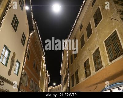 brunico village trentino si illumina di notte nel mese di dicembre Foto Stock