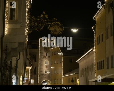 brunico village trentino si illumina di notte nel mese di dicembre Foto Stock