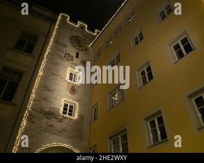 brunico village trentino si illumina di notte nel mese di dicembre Foto Stock