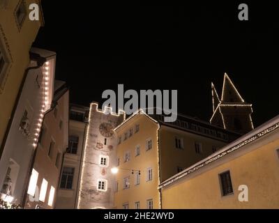 brunico village trentino si illumina di notte nel mese di dicembre Foto Stock