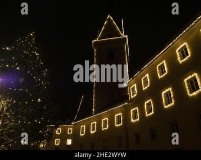 brunico village trentino si illumina di notte nel mese di dicembre Foto Stock