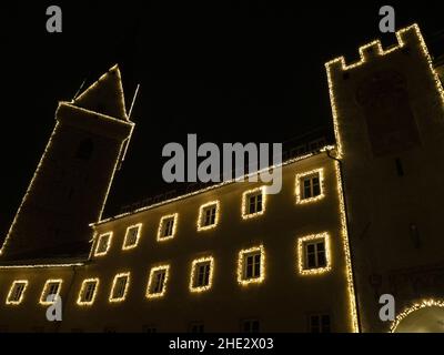 brunico village trentino si illumina di notte nel mese di dicembre Foto Stock